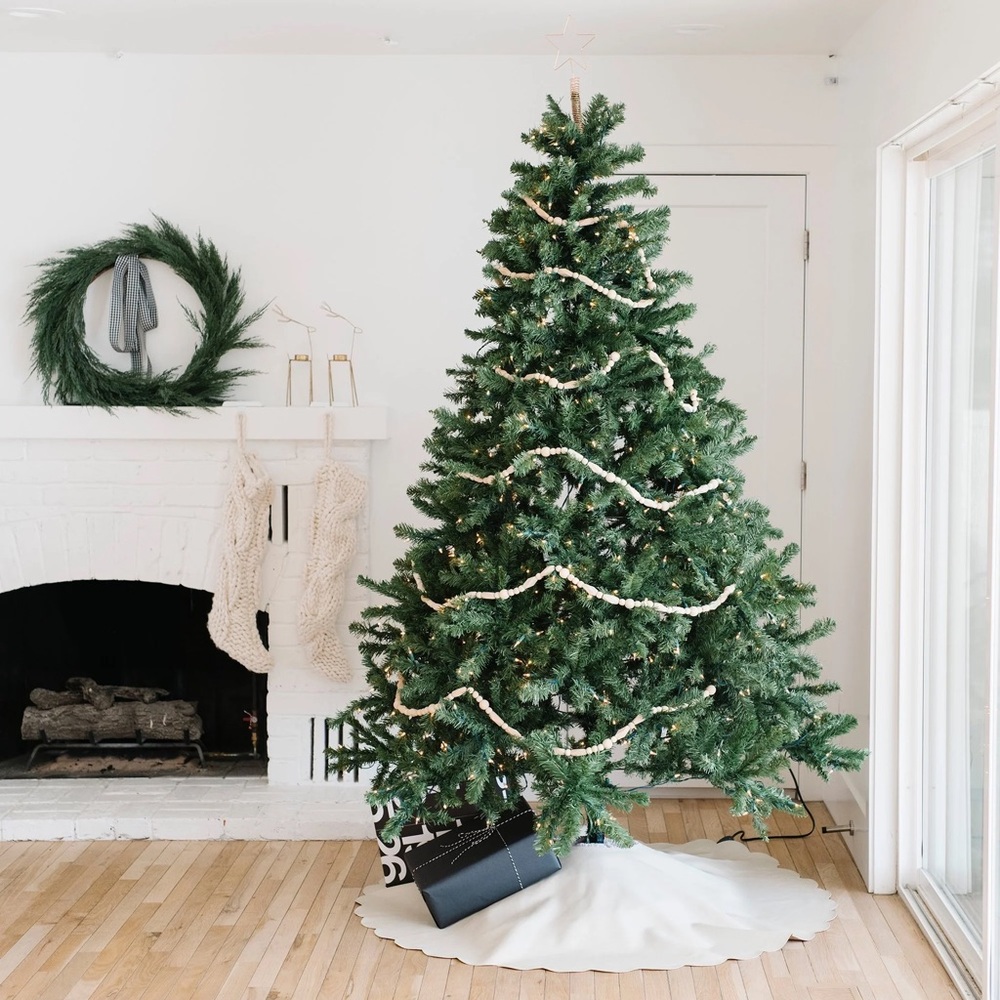 Gathre Scalloped Ivory Tree Skirt